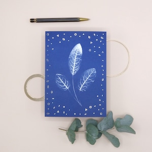 Wenskaart Lovely Leafy - Cyanotype ontwerp - Gold foil afwerking - FSC papier - blauw - analoge fotografie - stationair - envelop