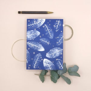 Wenskaart Lovely Leafy - Cyanotype ontwerp - Gold foil afwerking - FSC papier - blauw - analoge fotografie - stationair - envelop