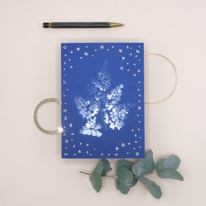 Wenskaart A Thousand Thoughts - Cyanotype ontwerp - Gouden folie afwerking - FSC papier - blauw - analoge fotografie - stationaire - envelop