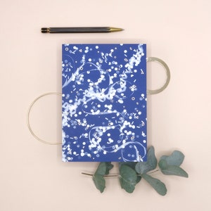Wenskaart It's my Party - Cyanotype design - Gold foil finish - FSC papier - blauw - analoge fotografie - stationair - envelop