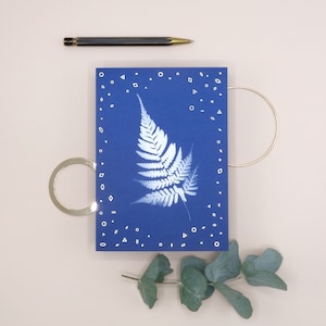 Wenskaart Nature Walk - Cyanotype ontwerp - Gouden folie afwerking - FSC papier - blauw - analoge fotografie - stationair - envelop