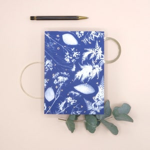 Wenskaart Nature Walk - Cyanotype ontwerp - Gouden folie afwerking - FSC papier - blauw - analoge fotografie - stationair - envelop