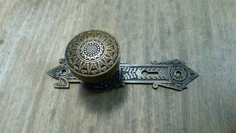 MADE IN HONG KONG VINTAGE BRASS DOOR PULL-PUSH ~LOVELY FLORAL /& ASIAN DETAILS