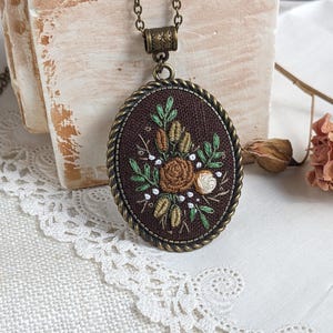 Herbst Rosen Anhänger mit gestickter Rose in Gold, Vintage Stil Anhänger, Textil Anhänger, Geschenk für Sie, Vintage Kette, Geschenk für Sie