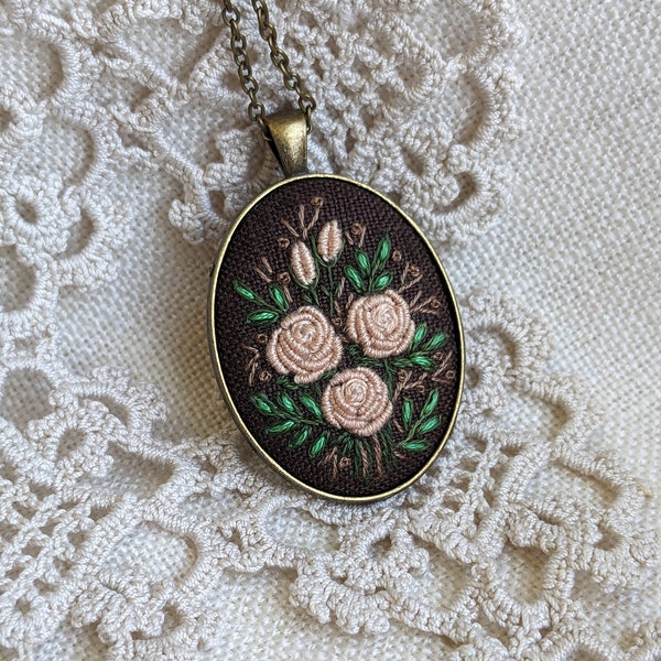 Rustikale bestickte Halskette, ovaler Anhänger, gestickter Schmuck, Teerosen-Anhängerhalskette, gestickte Halskette, Handstickerei-Anhänger,