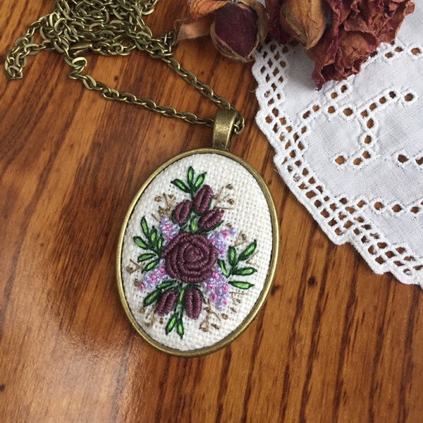 Geborduurde hanger, BlackBerry Roses, lila, Borduur ketting, vintage stijl, cadeau voor haar, handwerk, paarse rozen, romantische stijl.