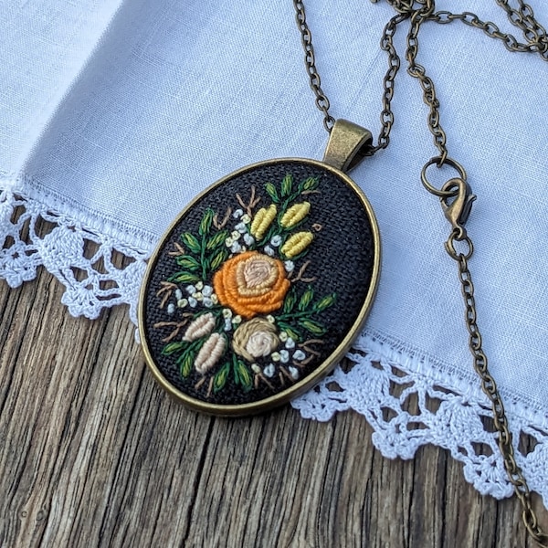 Naszyjnik złoty kwiat, ręcznie haftowane wisiorek, prezent dla niej, naszyjnik luksus, robótki ręczne, biżuteria róże, unikalną biżuterię.
