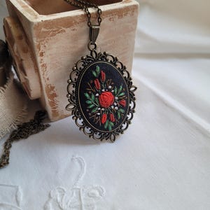 Haftowany wisiorek, Naszyjnik z czerwonymi różami, koronka, Retro, wisiorek w stylu vintage, Prezent dla niej, aby wyglądała jak Vintage