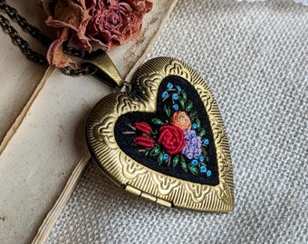 Embroidered  heart locket, red  roses pendant locket, photo locket, memory gift, hinget locket, romantic necklace, memory locket necklace