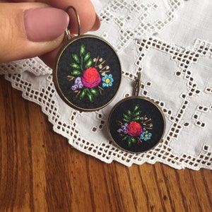 Gestickte Ohrringe, OOAK, Kräuter, Wildblumen, Wiese, Boho, Hippie, Retro-Juwelier, schwarz, Messing-Ton, Ohrringe,