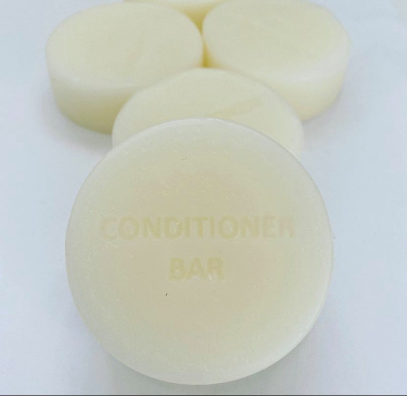 Puede incluir: Una colecci&oacute;n de barras acondicionadoras redondas de color blanquecino. La barra superior tiene las palabras "CONDITIONER BAR" grabadas en su superficie. Las barras est&aacute;n dispuestas sobre un fondo blanco, con algunas barras en el fondo ligeramente desenfocadas.