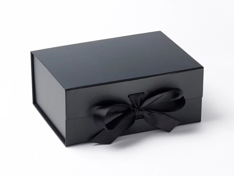 Emartbuy Geschenkbox-Set – 3 Größen, Schwarz Mit Weißem Deckel, Mit Getrockneten Blumen