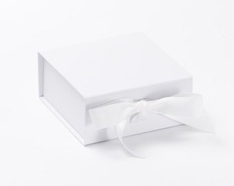 Petite boîte cadeau blanche : souvenir de luxe avec ruban