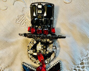 2000 Lawrence vrba brooch, bold Amazing Figural Head with top hat Brooch, the brooch have a top hat round face and bow tie.