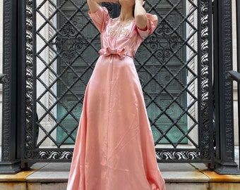 30's pink satin house gown, puffed sleeves w/ gathering, zipper down the front, lace on  sleeves, front and back