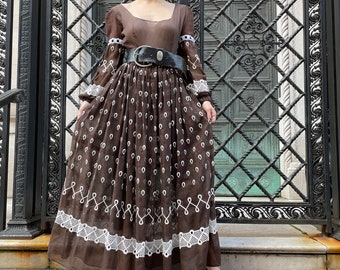 Brown 70s dress with white embroidery, synched  sleeves, gathering on the waist, deep scoop neck