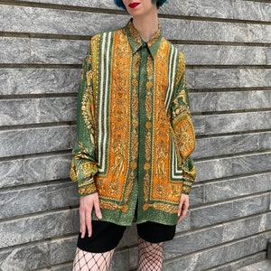 2000 Impresionante camisa maximalista metálica Crème de Silk con cuello, círculo de flores y estatuas al estilo griego, unisex, colores verde naranja