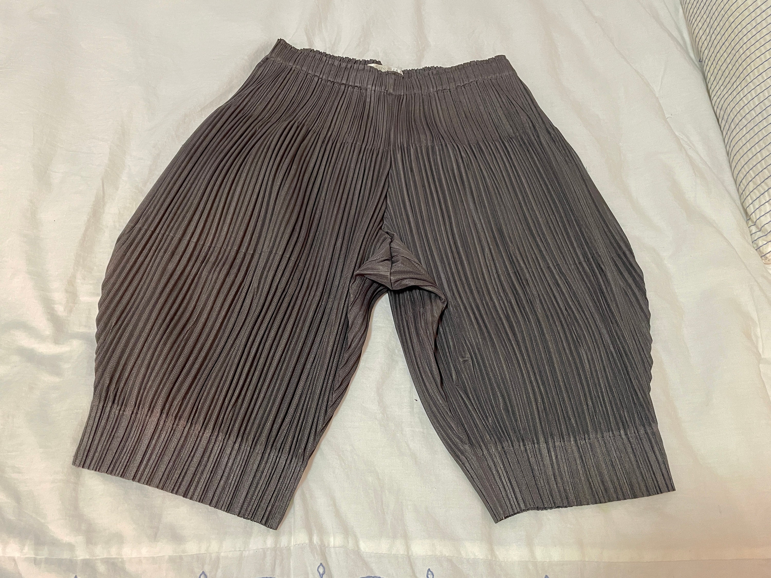 PLEATS PLEASE グレーショートパンツ Monthly Colors Shorts in Cool Grey – SVRN