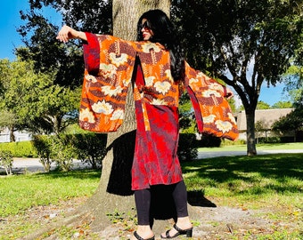 Kimono floral reversible de seda de los años 40, flores de color crema negro anaranjado y correas verdes, negras y rojas con trazos negros geománticos