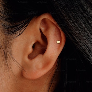 Orecchino a perno quadrato minuscolo, piercing all'elice in argento sterling, orecchino minimalista per cartilagine, perno in argento da 2,5 mm, perno placcato oro, orecchino con retro piatto