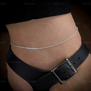 Cavigliera in argento sterling: catena delicata, stile minimalista da indossare a strati.