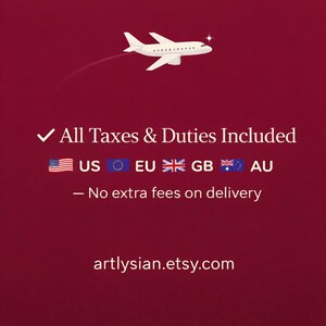 Op de afbeelding: Bordeauxrode afbeelding met een witte vliegtuigillustratie en de tekst "Alle belastingen en rechten inbegrepen" met vlaggen voor de VS, EU, GB en AU. De tekst "Geen extra kosten bij levering" is ook opgenomen.
