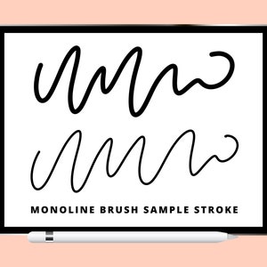 Puede incluir: Una tableta blanca con un borde negro que muestra una muestra de trazo de pincel monoline negro sobre un fondo blanco. El texto "MONOLINE BRUSH SAMPLE STROKE" se muestra en la parte inferior de la pantalla. Un Apple Pencil blanco est&aacute; sobre una superficie rosa frente a la tableta.