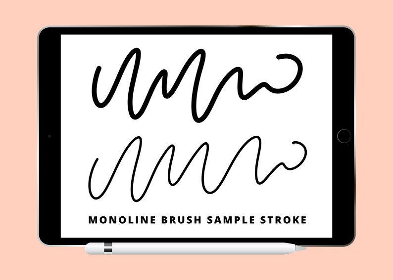 Puede incluir: Una tableta blanca con un borde negro que muestra una muestra de trazo de pincel monoline negro sobre un fondo blanco. El texto "MONOLINE BRUSH SAMPLE STROKE" se muestra en la parte inferior de la pantalla. Un Apple Pencil blanco est&aacute; sobre una superficie rosa frente a la tableta.