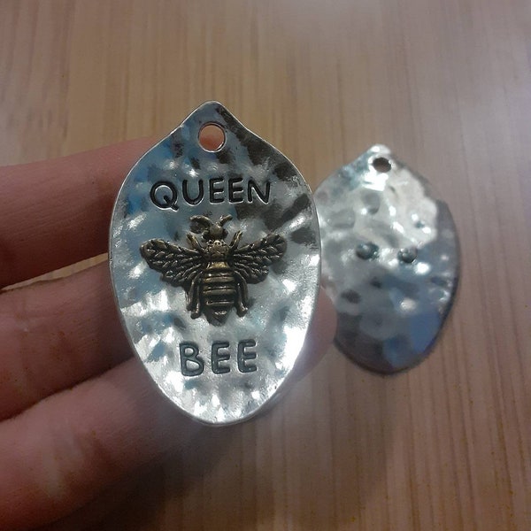 1 Beautiful Large QUEEN BEE Pendant Charm in Antique Silver Alloy Base and Antique Gold Tone Bee, 43×29mm Keelaubeadz