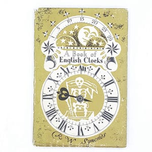 Puede incluir: Una cubierta de libro amarilla con una ilustración en blanco y negro de una esfera de reloj con una figura de esqueleto. El título del libro es "A Book of English Clocks" y el autor es "R W Symonds".