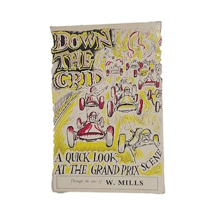 Può includere: Copertina di libro vintage intitolata "Down the Grid" con un'illustrazione a cartoni animati di auto da corsa. La copertina è gialla, rossa e nera, con il testo "A Quick Look at the Grand Prix Scene" e "Through the eyes of W. Mills."
