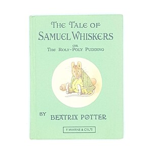 Puede incluir: Una cubierta de libro verde con el título "The Tale of Samuel Whiskers or The Roly-Poly Pudding" de Beatrix Potter. Un pequeño ratón está ilustrado en la portada.