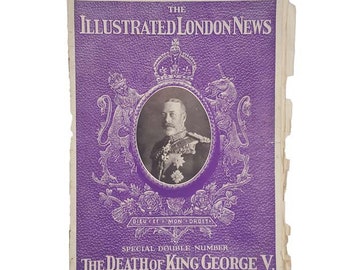 Può includere: Una copertina viola di The Illustrated London News, un settimanale, con una lastra di fotoincisione di re Giorgio V. La copertina presenta uno stemma reale con una corona e leoni, e il testo "The Death of King George V." La rivista è datata 28 gennaio 1936.
