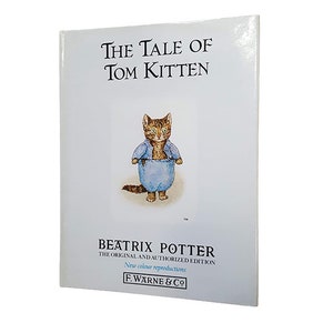 Puede incluir: La portada del libro "The Tale of Tom Kitten" con un gatito marrón y blanco que lleva una camisa y pantalones azules. El libro es de Beatrix Potter y es la edición original y autorizada con nuevas reproducciones en color. El libro está publicado por F. Warne & Co.