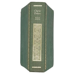 Pode incluir: Um livro de capa dura verde com uma capa de tecido texturizado. A lombada apresenta letras douradas que dizem Charles Dickens e Bleak House, acompanhadas por um painel decorativo dourado vertical com um intrincado padrão floral.