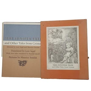 Peut inclure: Deux livres anciens, "The Juniper Tree and Other Tales from Grimm". L'un a une couverture bleue avec du texte, l'autre une couverture orange avec une illustration en noir et blanc d'un enfant et d'une figure ailée. Les livres sont en bon état.