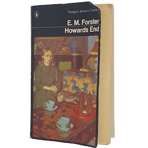 Könnte beinhalten: Ein Penguin Modern Classics Taschenbuchcover mit einem Gemälde einer Frau, die auf einem Sofa in einem Raum mit einem Tisch und Teetassen sitzt. Der Buchtitel lautet "Howards End" von E.M. Forster.