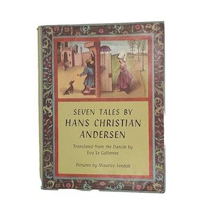 Puede incluir: Un libro antiguo titulado "Seven Tales by Hans Christian Andersen". La portada presenta una colorida ilustración de una escena medieval con figuras y un perro. El título y el autor del libro se muestran en una fuente clásica.