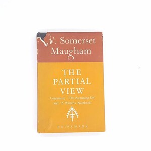 Può includere: Una copertina di libro gialla e marrone con il titolo "The Partial View" di W. Somerset Maugham. Il libro contiene "The Summing Up" e "A Writer's Notebook".