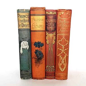 Collection de quatre livres vintage rouge, orange et bleu