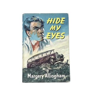 Puede incluir: Una portada de libro de bolsillo vintage con fondo azul y amarillo. El título es "Hide My Eyes" en letras grandes amarillas. El autor es "Margery Allingham". La portada presenta a un hombre con cabello oscuro y un autobús en el fondo.