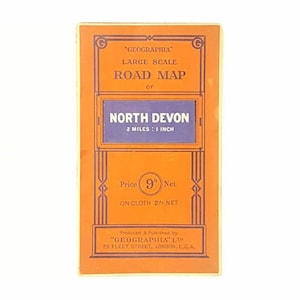 Op de afbeelding: Een oranje en paarse vintage wegkaart omslag voor North Devon, Engeland. De kaart is uitgegeven door "Geographia" Ltd. en kost 9 pence. De kaart is 2 mijl op 1 inch.