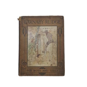 Pode incluir: Um livro de capa dura vintage intitulado Barnaby Rudge For Boys and Girls com uma capa castanha. A frente apresenta uma ilustração central de uma pessoa a cavalo e outra pessoa de pé, com linhas de borda e motivos decorativos.