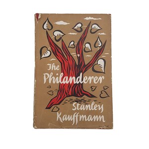 Pode incluir: A capa de um livro intitulado "The Philanderer" de Stanley Kauffman. A capa apresenta uma árvore vermelha estilizada com folhas brancas em forma de coração sobre um fundo marrom.