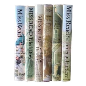 Può includere: Una collezione di sei libri con copertina rigida di Miss Read, caratterizzati da dorsi illustrati con titoli tra cui Affairs at Thrush Green, Tyler's Row, Battles at Thrush Green, Storm in the Village, News from Thrush Green e Summer at Fairacre.