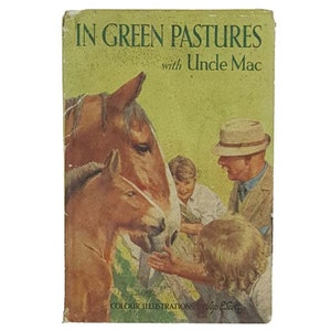 Könnte beinhalten: Ein Vintage-Buchcover mit dem Titel "In Green Pastures with Uncle Mac." Das Cover zeigt eine farbenfrohe Illustration eines Pferdes, eines Fohlens und drei Kindern. Das Buch hat farbige Illustrationen von "Geo Scott."
