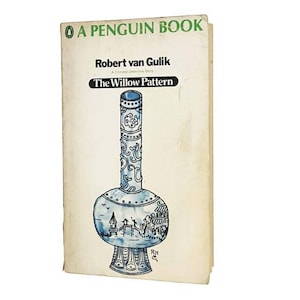 Può includere: Una copertina di un libro tascabile Penguin con un'illustrazione blu e bianca di un vaso con un motivo a salice. Il titolo del libro è "The Willow Pattern" di Robert van Gulik. Una storia di detective cinesi.