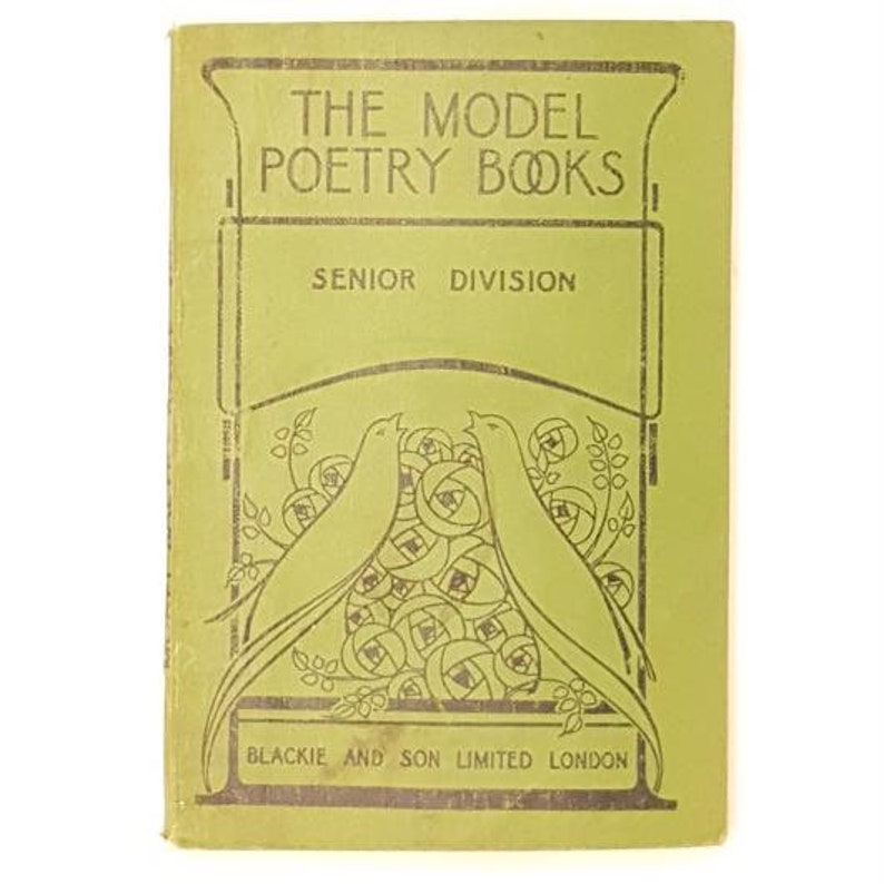 Op de afbeelding: Een groene boekomslag met de titel "The Model Poetry Books Senior Division" en de uitgever "Blackie and Son Limited London". De omslag heeft een decoratief ontwerp met twee vogels en rozen.