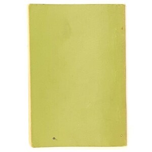 Op de afbeelding: Een effen groene boekomslag met een klein zwart vlekje in de rechterbenedenhoek.