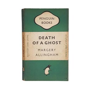 Puede incluir: Edición vintage de Penguin Books de "Death of a Ghost" de Margery Allingham. El libro presenta una cubierta verde con el logotipo de Penguin Books y una ilustración de pingüino. El título y el nombre del autor se muestran.